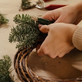 com-four® decorative wooden wreath made of rattan for decorating e.g. windows, tables and doors