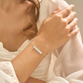 Nymerianoble Mom Gifts Pearl Bracelet for Women Pearl Jewelry Mother Birthday Gifts 14k Gold Bracelets for Women Dainty Gold Pearl Bracelet Wedding Jewelry New Mom Gifts