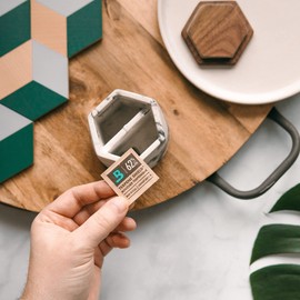 Boveda Zur Kräuteraufbewahrung | 62% RH 2-Wege-Feuchtigkeitskontrolle | Größe 67 schützt bis zu 450 g Blume | verhindert Terpenverlust bei Austrocknen und Schimmelbildung | 1 Stück