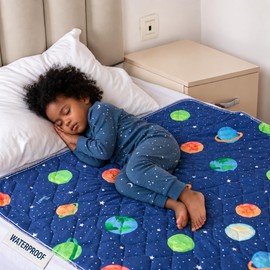 Lynmark - Protector de colchón para entrenamiento para orinar para niños, alfombrilla impermeable para cama para niños pequeños, para entrenamiento de inodoro, antideslizante, lavable, absorbe hasta