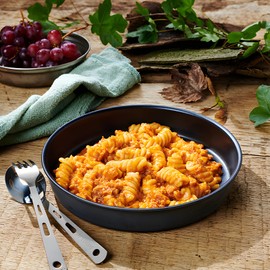 Trek'n Eat Pasta mit Hühnchenbolognese und Käse – Ready to Eat – Sofort verzehrfertig ohne Kochen – Ideal für Outdoor, Camping, Trekking und Notvorrat – Nahrhaft, lecker und lange haltbar