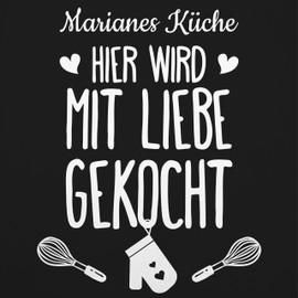 Geschenk mit Namen personalisiert by Shirtracer - Children's Apron for Boys and Girls – Cooking Apron – "Hier wird mit Liebe gekocht mit Name [German Language, 2 Black