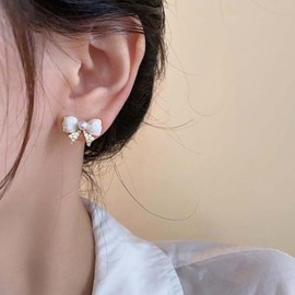 Aneneiceera Vintage Acrylic White Bow Earrings Tiny Bowknot Stud Earrings Small Bow Pearl Earrings Cz Pearl Ribbon Earring Jewelry for Women