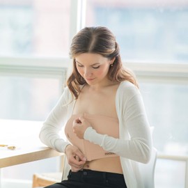 Medela Top Para Extracción de Leche con Manos Libres, Sujetador Easy Expression Bustier, Contiene 1 Sujetador, Color Nude, Talla Mediano