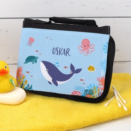 Striefchen® Kulturtasche für Jungen personalisiert mit Wunschname (Wal)