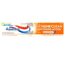 Aquafresh Extreme Clean Whitening Action Fluoride Toothpaste, Mint Blast, 5.6 oz (Pack of 2)