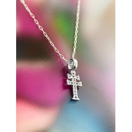 CHARM CRUZ DE CARAVACA | diseño clásico | poderoso amuleto | elaborada en fina plata mexicana LEY .925 | incluye cadena de obsequio en plata LEY .925 | producto hecho a mano por JM joyería