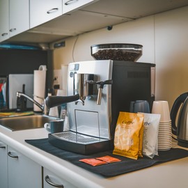 FireMat Fireproof underlay for electrical appliances, black edition, 33 x 33 cm. Certified by TÜV SÜD according to DIN EN ISO 11925-2. Preventive fire protection VDs 2000.