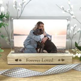 Forever Loved Pet Memorial Photo Frame | Wooden Base, Fits 6x4 Photo, Magnetic Acrylic Sheets | Cherished Keepsake Heart & Paw Print | Remembrance Bereavement Gift | 18.2 x 13.4 x 5cm