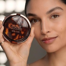 Estée Lauder Bronze Goddess Powder Bronzer – Polvo bronceador sedoso y lujoso. Color natural sin brillo.