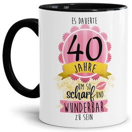 Tasse zum Geburtstag mit Spruch - Es dauerte 40 Jahre um so scharf und wunderbar zu sein - Geburtstagsgeschenk für Frauen, Keramiktasse Innen & Henkel Schwarz, 300 ml