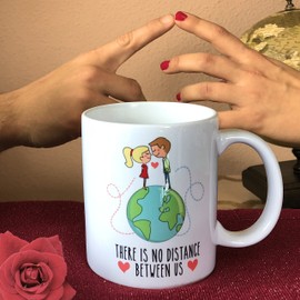 MUGFFINS Taza de café Regalo para la Pareja de Enamorados - Regalo Original de Novios y Novias San Valentín - There is no Distance Between us - 350