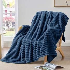 BEDELITE Fleece Throw Blanket for Couch, Soft and Warm, Fluffy Navy Blue Blanket, Decorative and Giftable Striped Blankets, 125 x 150 cm