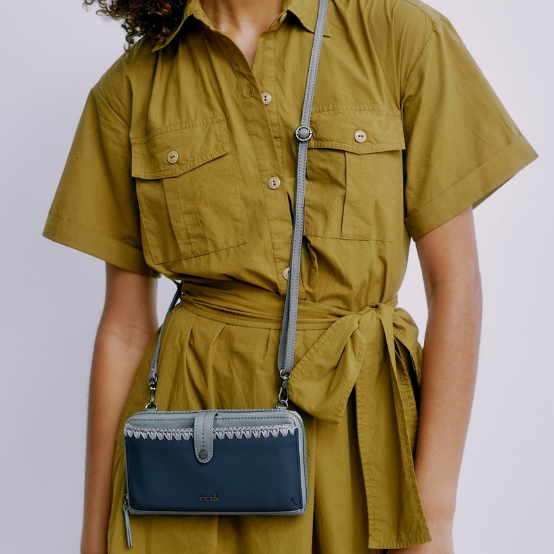 The Sak Women's Iris Smartphone Crossbody Large Bag in Leather,