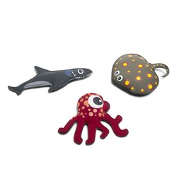 BS Toys Tauchtiere Kinder - Hai, Ray und Tintenfisch - Wasserspielzeug für Kinder - ür Kinder ab 5 Jahren - bunte Unterwasserspielzeuge - Mit Sand gefüllte Strandtiere aus Neopren - 21 × 2.5 × 14 cm