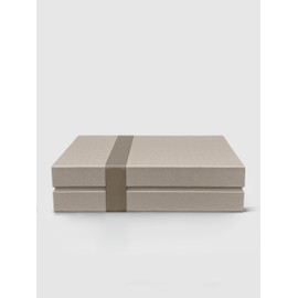 BLONDBOX Beige Geschenkbox Premium 27 x 20 x 7 cm – Geschenkverpackungs-Set Classic mit Umschlag, Grußkarte, Seidenpapier & Satinband (Beige Gold)