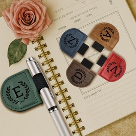 Bygone Mark - Marcador con soporte para bolígrafos, 26 letras iniciales de nombre, 5 colores retro, marcadores de piel magnético personalizados, regalo para mujeres y hombres, amantes de los libros