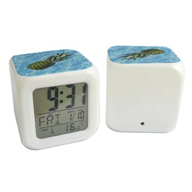 Fabulous Wecker, Würfel, beleuchtet, Weiß – Ananas badet im Pool Sommer – 7,8 x 7,8 x 7,8 cm – Retro-Beleuchtung, mehrfarbig, LED