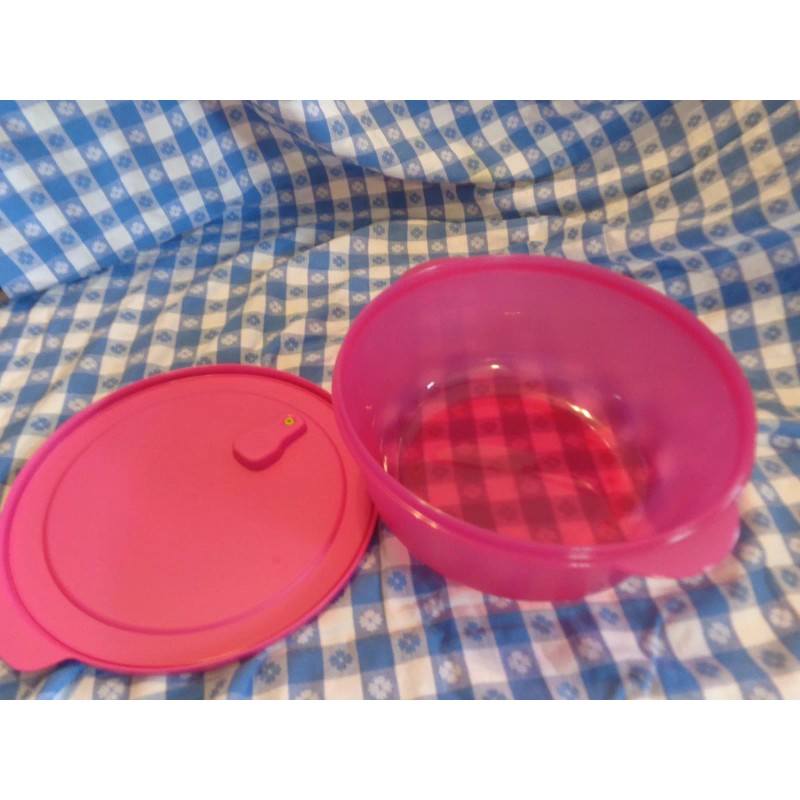 Tupperware CrystalWave Round Container . 4 - QT.