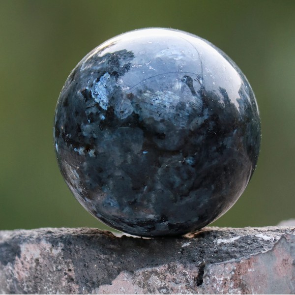 Crocon ラルビカイトクリスタルボールメタルスタンド付きジェムストーンボールヒーリングスフィア彫刻風水占い用フィギュアホームデコレーションクリスタルスフィアサイズ：45-55 mm
