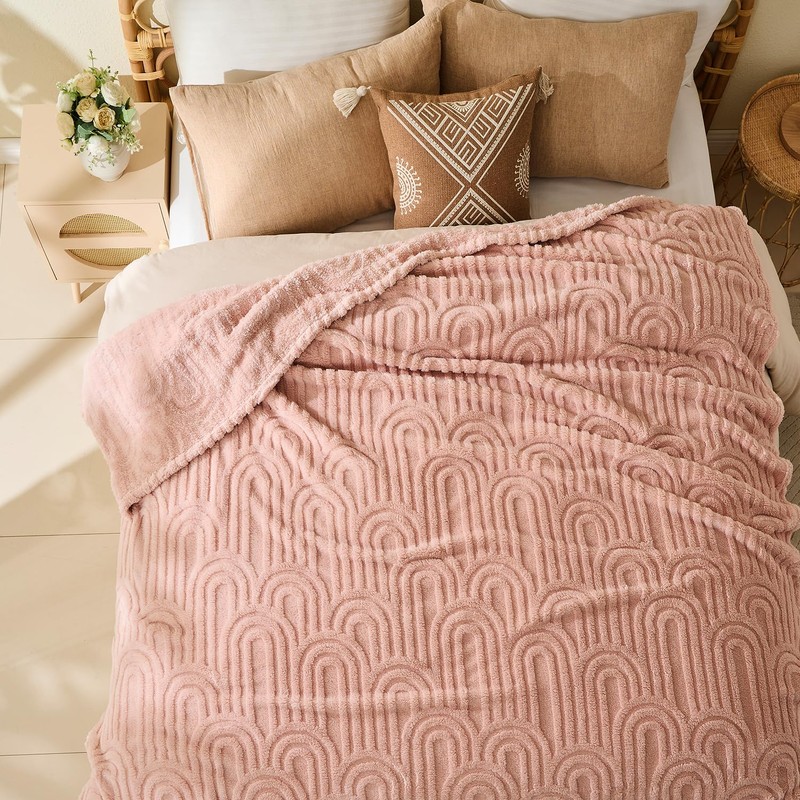 Wajade Fleece Throw Blanket, Fluffy Faux Fur Blanket for Bed