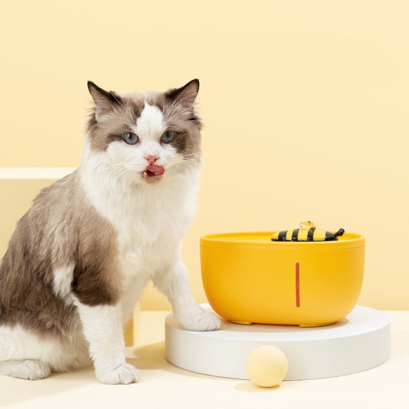 Cat Water Fountain Bee Shape 2L Capacity Water Circulation System