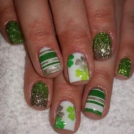 24Pcs St. Patrick's Day Press On Nails Short Square Fake Nails With Green Glitter Stripe Designs Reusable Saint Patrick's Day Acrylic Nails Shamrock False Nails Green Clover Stick on Nails for Women