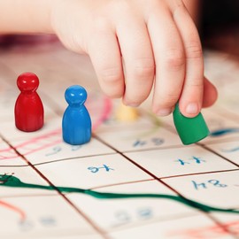 DECHOUS Game Pawns for Board Games, 50Pcs Multicolor Pawns Wooden Game Pieces Colorful Board Game Pawns, with 2 Dices