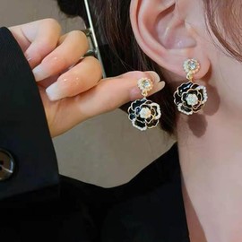 Wendalern Pearl Flower Drop Earrings Enamel Floral Earrings Black Rose Pearl Dangle Earrings Vintage Cubic Zirconia Pearl Stud Earrings Wedding Jewelry for Women and Girls