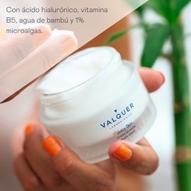 VALQUER Crema Facial Hidratante de Noche. Reafirma, Revitaliza y Nutre la Piel Seca con Ácido Hialurónico, Vitamina B5, Agua de Bambú y Algas Marinas.