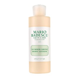 Mario Badescu Loción corporal Summer Shine enriquecida con vitamina A, ligera y radiante, brillo corporal no graso a la luz de las velas, ideal para todo tipo de piel, 177 ml.