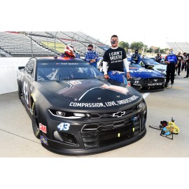 BEAUTIFUL NASCAR DRIVER BUBBA WALLACE   8X10 PHOTO W/ BORDERS