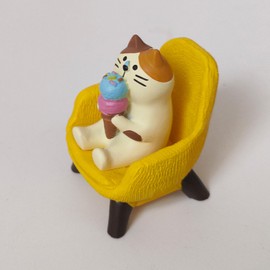 Cute Desk Accessories - Funny Cat Eating Ice Cream on Sofa for Bookshelf, Desk Decoration, for Cat Lovers, Teenagers, Family Yellow