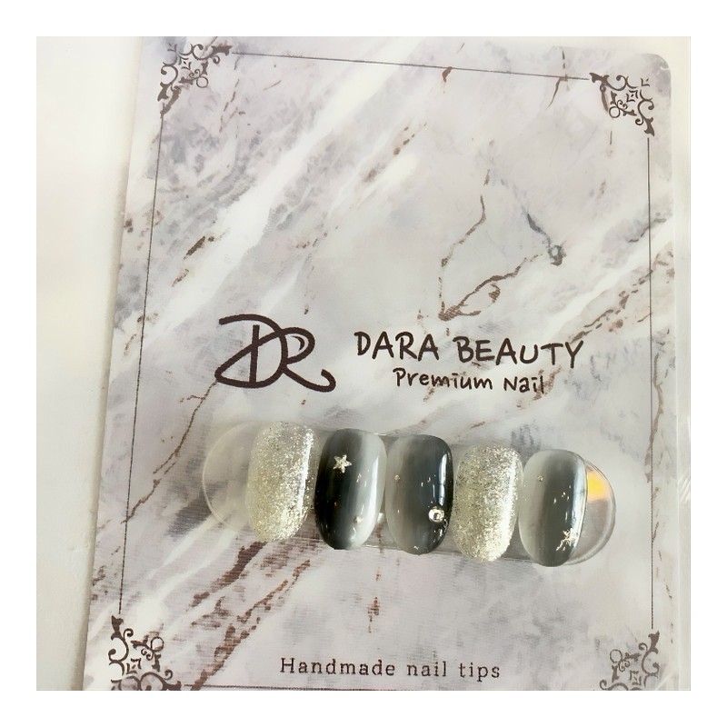 Dara Beauty February Art of the MonthBlack Vertical Gradient Nail❣