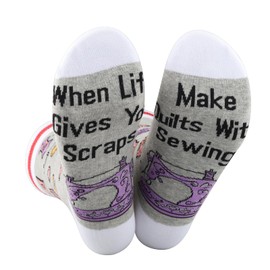 G2TUP Funny Sewing Socks Quilter Lover Gift When Life Gives You Scraps Make Quilts With Sewing Socks Quilting Merch (When Life Gives)