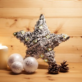 com-four® Artificial Christmas Star Snowed with Lighting and Timer, Star with Artificial Snow and 20 Warm White LEDs, Christmas Decoration (01 Pieces - Green - Star 30 cm)
