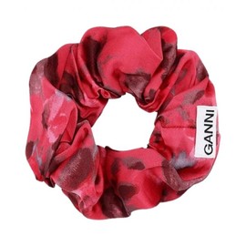 See me (W) Ganni Printed Satin Scrunchie Raspberry Wine ONE SIZE / (W) Ganni Printed Satin Scrunchie Raspberry Wine 가니 프린티드 새틴 스크런치 라즈베리 와인 ONE SIZE