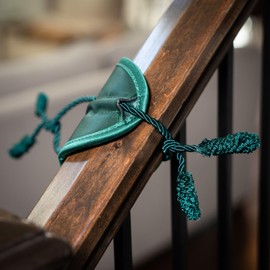 [Garland Ties for Banister] - Railing Protecting Holiday Garland Ties - Padding Prevents Scratches and Rubber Holds in Place - Decorative Hanger for Seasonal Garlands (Green)