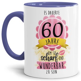 Tasse zum Geburtstag mit Spruch - Es dauerte 60 Jahre um so scharf und wunderbar zu sein - Geburtstagsgeschenk für Frauen, Keramiktasse Innen & Henkel Cambridge Blau, 300 ml