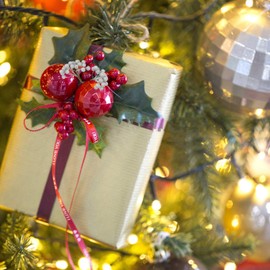 BUGUUYO 6pcs Frosted Berry Fake Plant Decoration Mixed Color Christmas Ornament for Home Decor and Flower Arrangements Vivid Holiday Atmosphere Enhancer