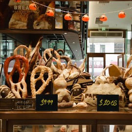 JEPELUS 24 Pcs Mini Chalkboard Signs, 4 x 3 Inch Unlimited Rewrite Chalk Board as Wedding Place Cards Reserved Table Signs Food Labels for Party Buffet, with 8 Liquid Chalk Markers & 2 Cleaning Cloth