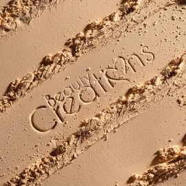 Beauty Creations Banana Setting Powder  Polvo suelto de acabado mate y duradero, tono amarillo claro para iluminar y fijar el maquillaje  Ideal para  