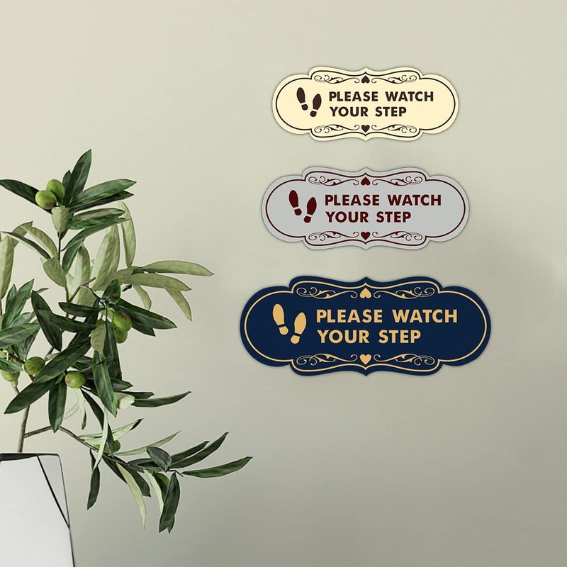 Señal de Designer Please Watch Your Step (huellas) (oro cepillado),