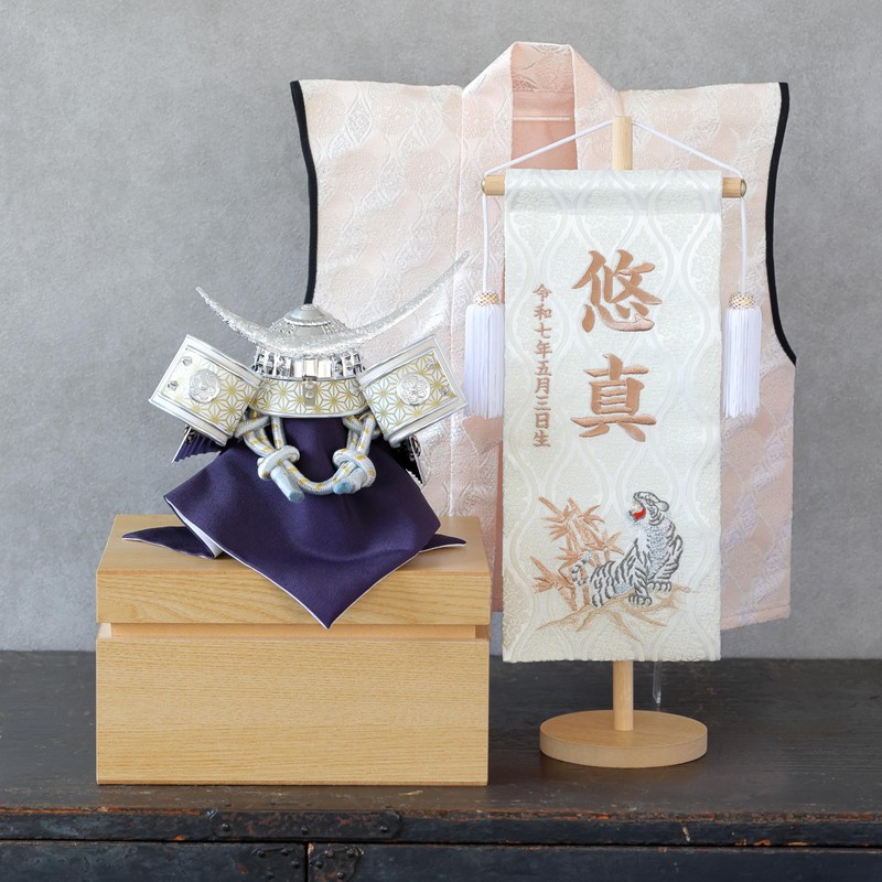 YAMEIRO 刺繍の名前旗 白虎ホワイト ブラウン刺繍 (大) 白木スタンド 刺繍名入れ 生年月日 京都金襴生地 端午の節句