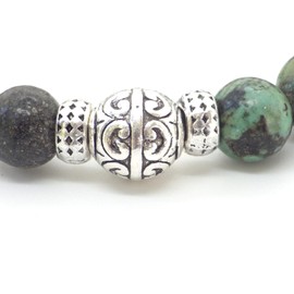 Ethnisches Armband für Männer aus natürlichen türkisfarbenen Perlen und zentraler Perle aus silbernem Metall