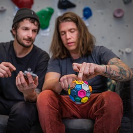 BOULDERBALL 3D climbing ball, world novelty, climbing in the tiniest space - improves concentration, creativity, dexterity Boulder Ball