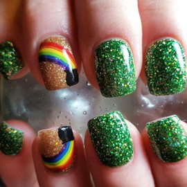24Pcs St. Patrick's Day Press on Nails Green Glitter Fake Nails with Rainbow Can Designs Glue on Nails Short Square False Nails Full Cover Stick on Nails for Women Irish Nail Decorations