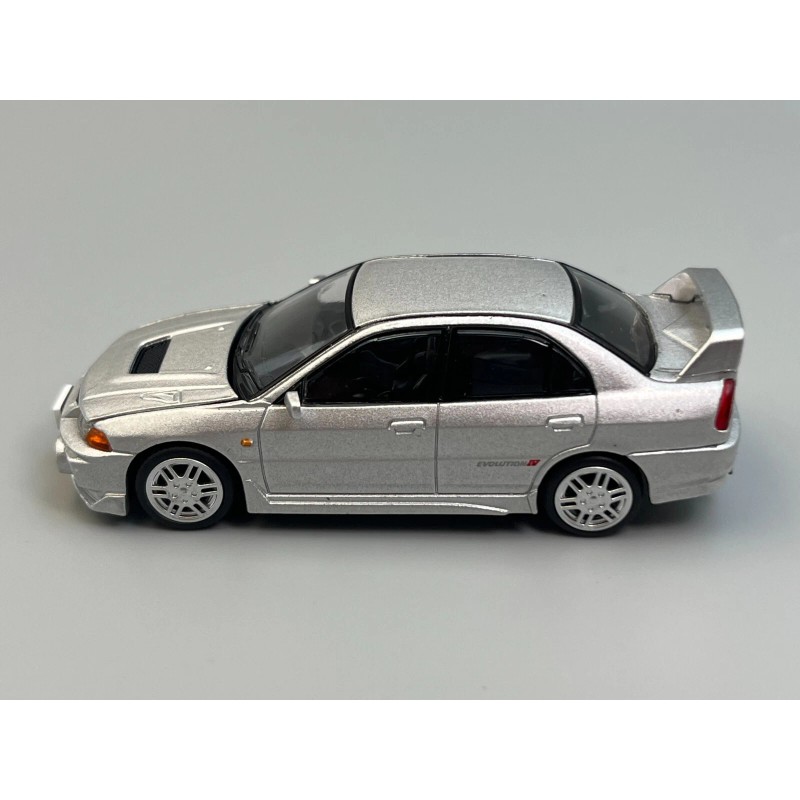 Poprace Mitsubishi Lancer Evolution IV Silver with engine 1/64 Scale