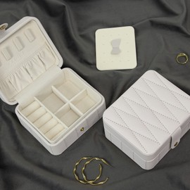 KAMIER Kleine Schmuckkästchen,Reise Schmuckschatulle für Damen,Reiseschmuckaufbewahrung Diamant gestepptes Leder Schmuckbox,Reise Schmucketui für Ringe,Halskette,Ohrringe,Armbänder,Geschenk,Grau