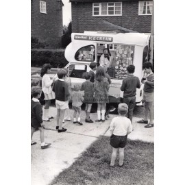 CHILDREN GETTING ICE CREAM FROM LYONS MAID ICE CREAM TRUCK CAMBRIDGE 4X6 PHOTO